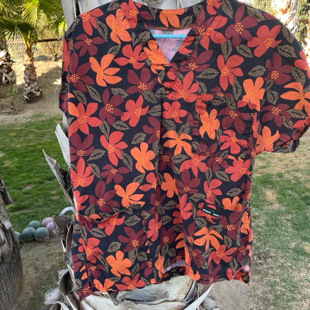 Pretty Women’s Scrub Med scrub top floral  medium or large nurse medical fall